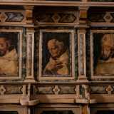 Opera di Nicola Gliri, fa sfoggio di s� con quindici sedute arricchite da spalliere dipinte con le immagini di frati, vescovi, martiri e santi